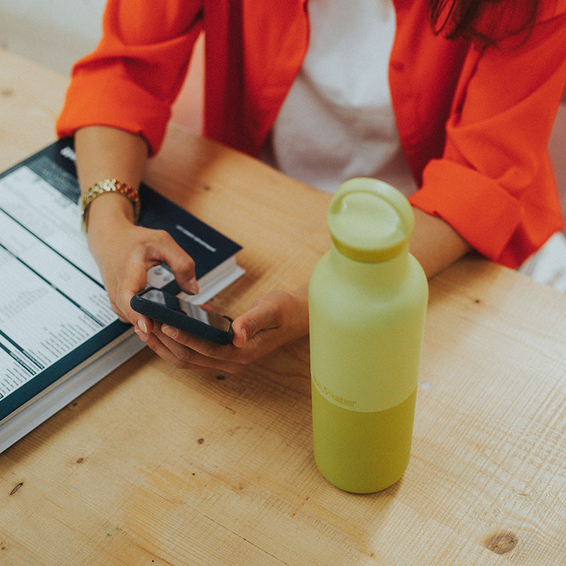 20oz-rise-classic-with-arch-loop-cap-r6 20oz_rise_classic_insulated_bottle_acacia_worker_phone_square.jpg