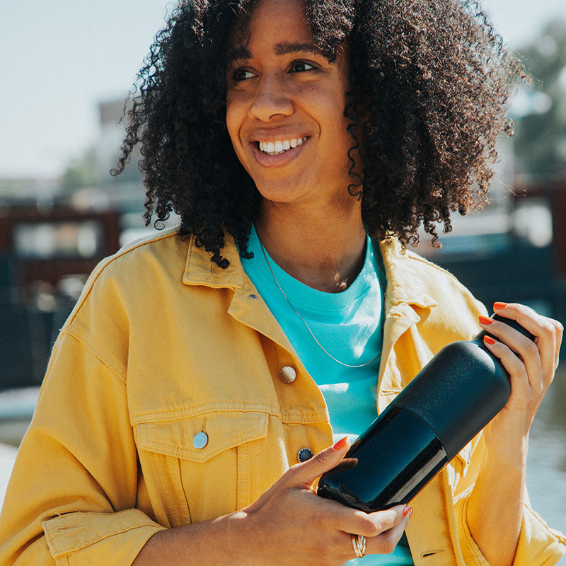daily-on-the-go-set-w4 20oz_rise_classic_insulated_bottle_black_woman_smile_square.jpg