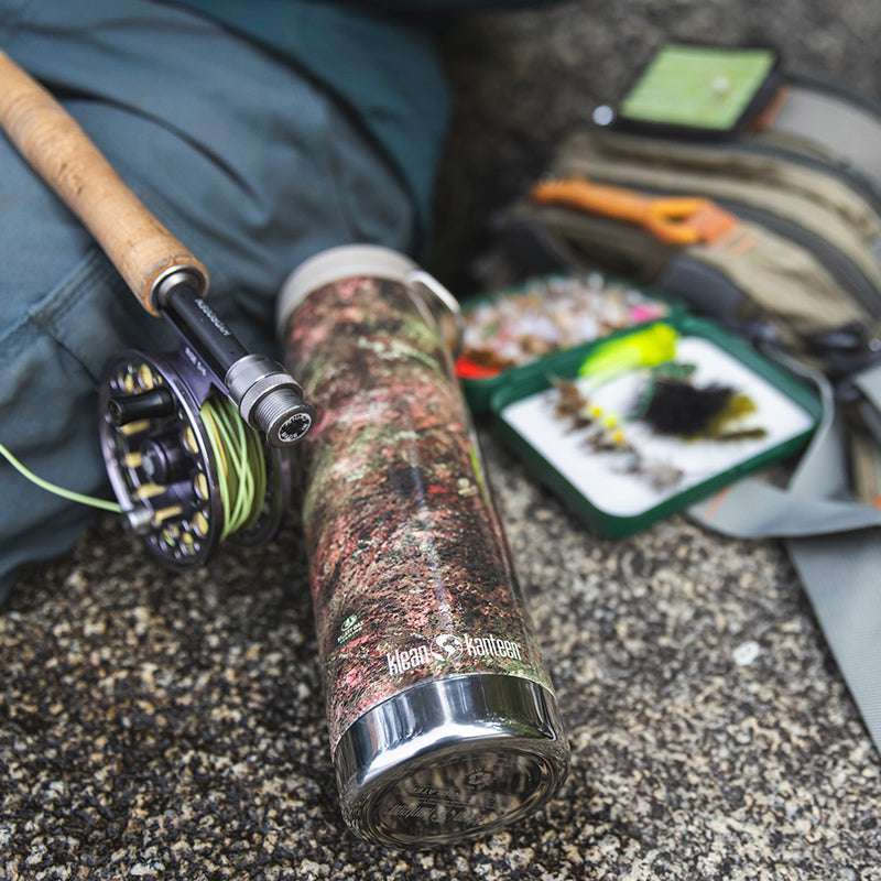 20oz-tkwide-with-cafe-cap-mossy-oak-z9 20oz_tumbler_mossyoak_rainbowtrout_flyfish_top_square.jpg