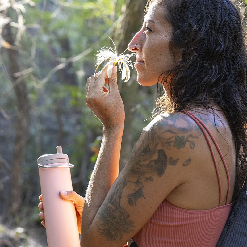 20oz-tkwide-with-twist-cap-j0 tkwide_20oz_insulated_bottle_twist_woman_flower_costarica_square.jpg